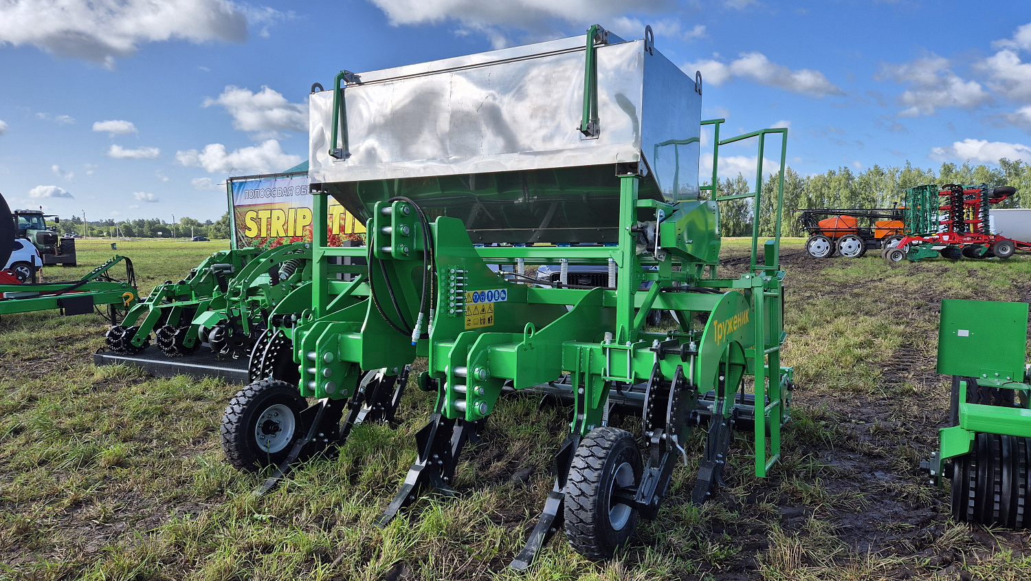 Глубокорыхлитель "Труженик" с системой внесения гранулированных удобрений