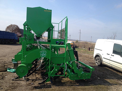 Глубокорыхлитель "Труженик" с системой внесения гранулированных удобрений