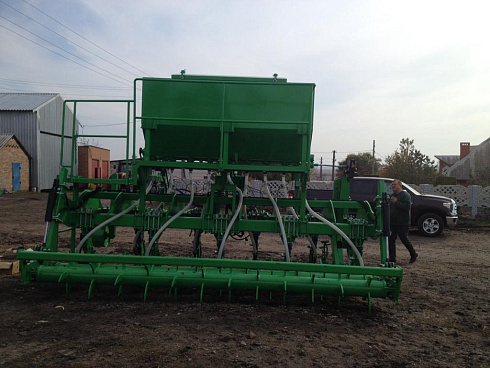 Глубокорыхлитель "Труженик" с системой внесения гранулированных удобрений
